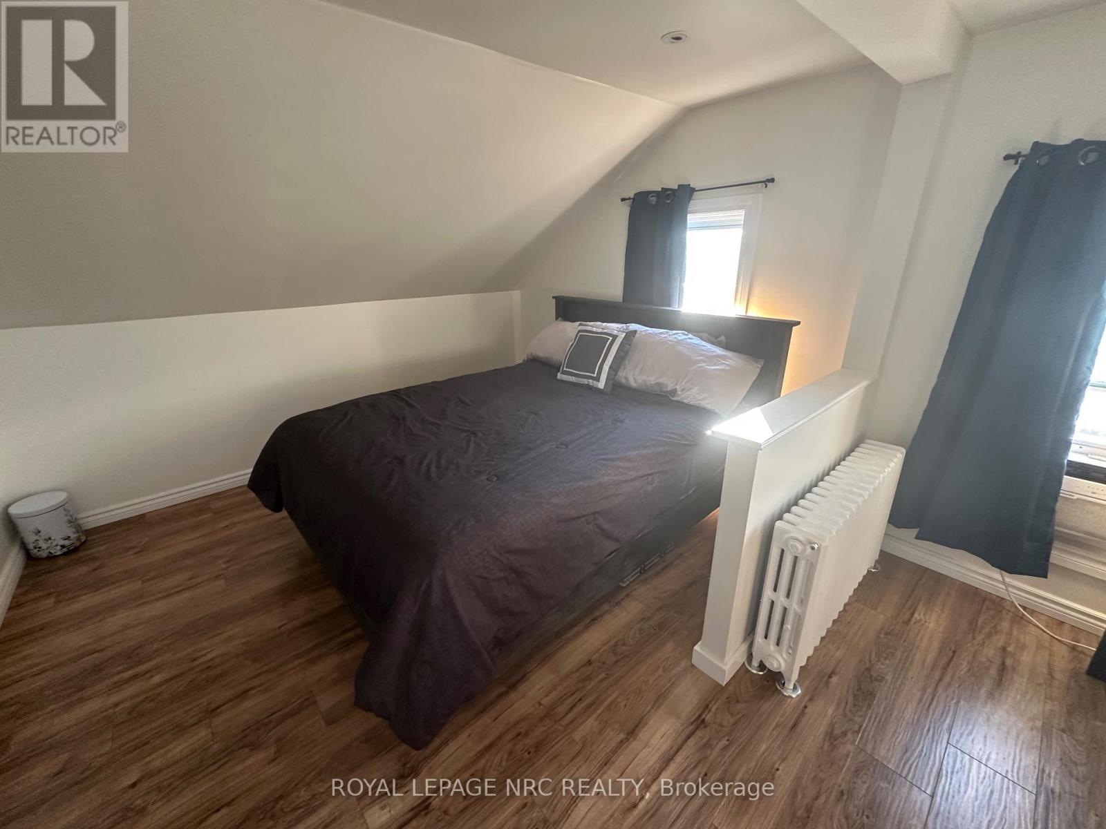 3 Portland Street, Thorold (Thorold Downtown), ON - Indoor Photo Showing Bedroom