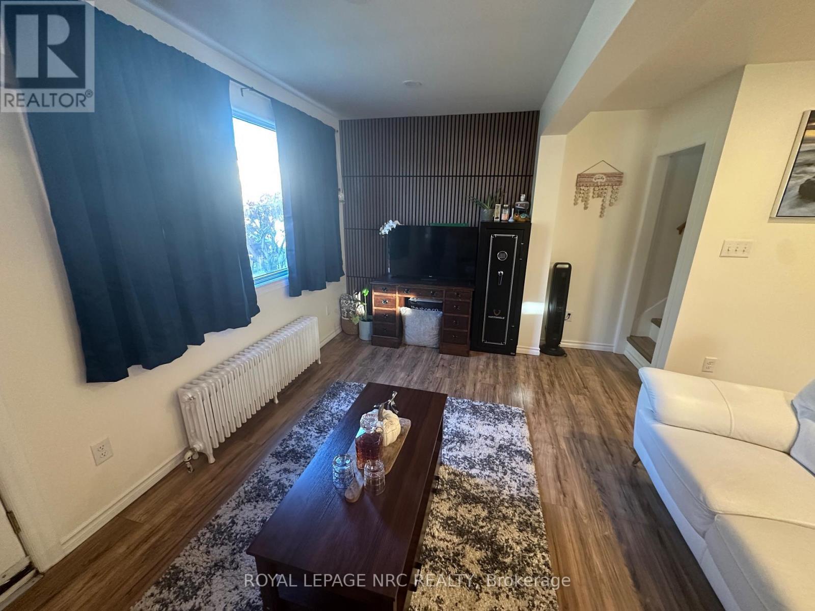 3 Portland Street, Thorold (Thorold Downtown), ON - Indoor Photo Showing Living Room