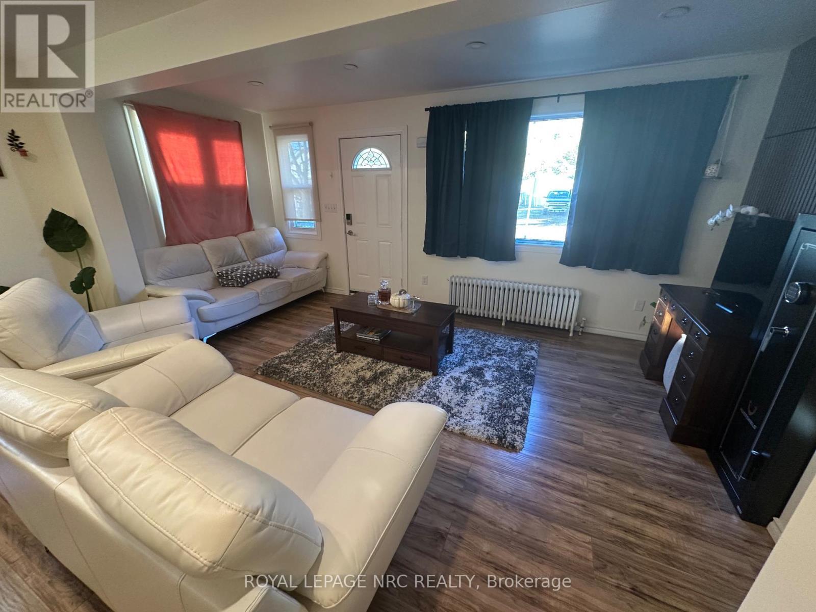 3 Portland Street, Thorold (Thorold Downtown), ON - Indoor Photo Showing Living Room