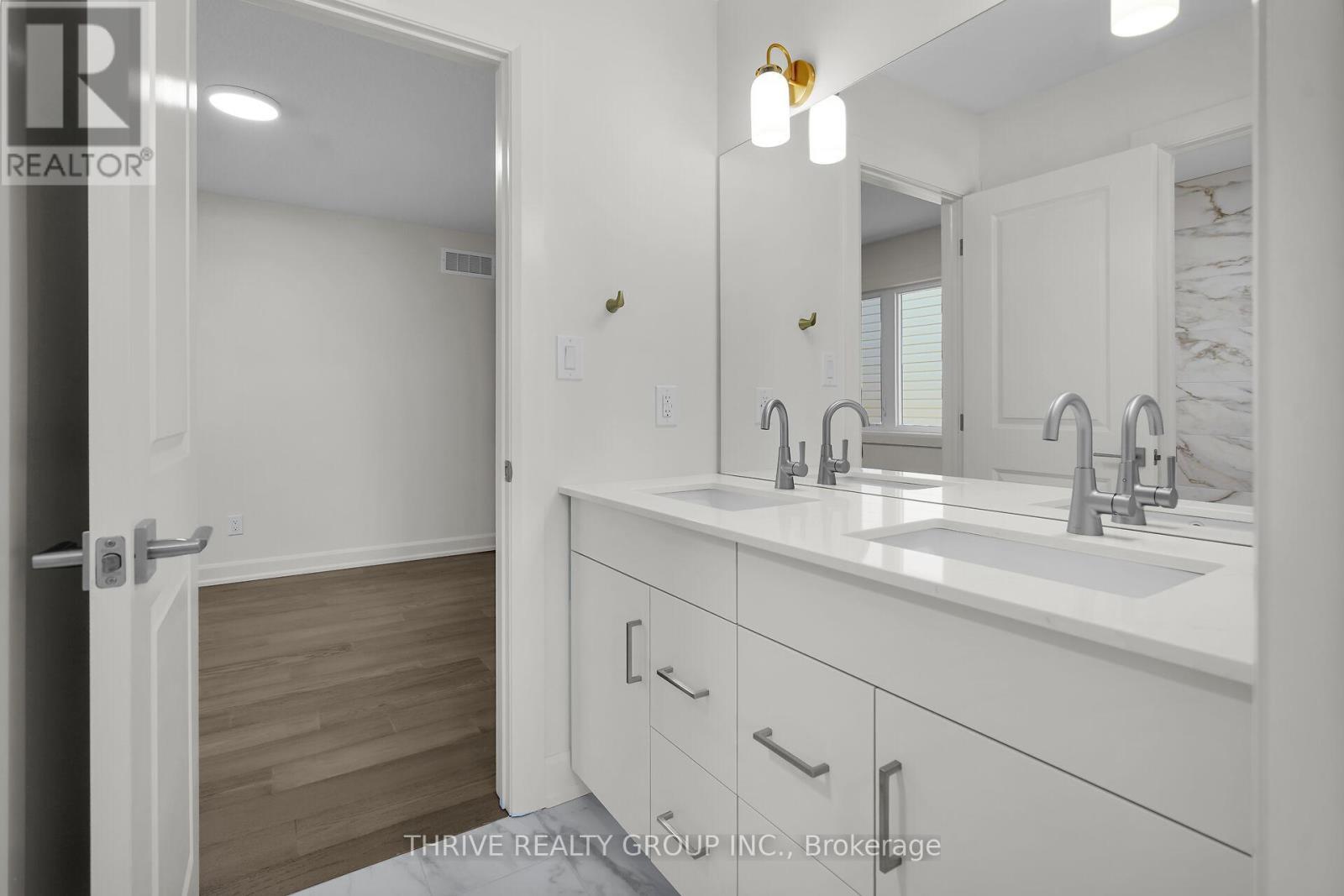 3843 Petalpath Way, London South (South V), ON - Indoor Photo Showing Bathroom