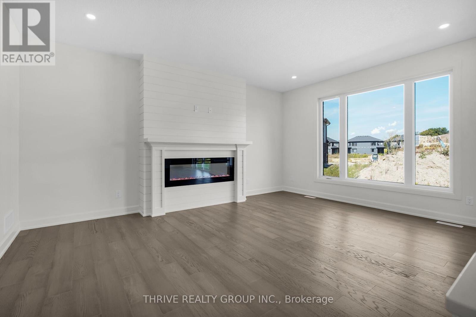 3843 Petalpath Way, London South (South V), ON - Indoor Photo Showing Living Room With Fireplace