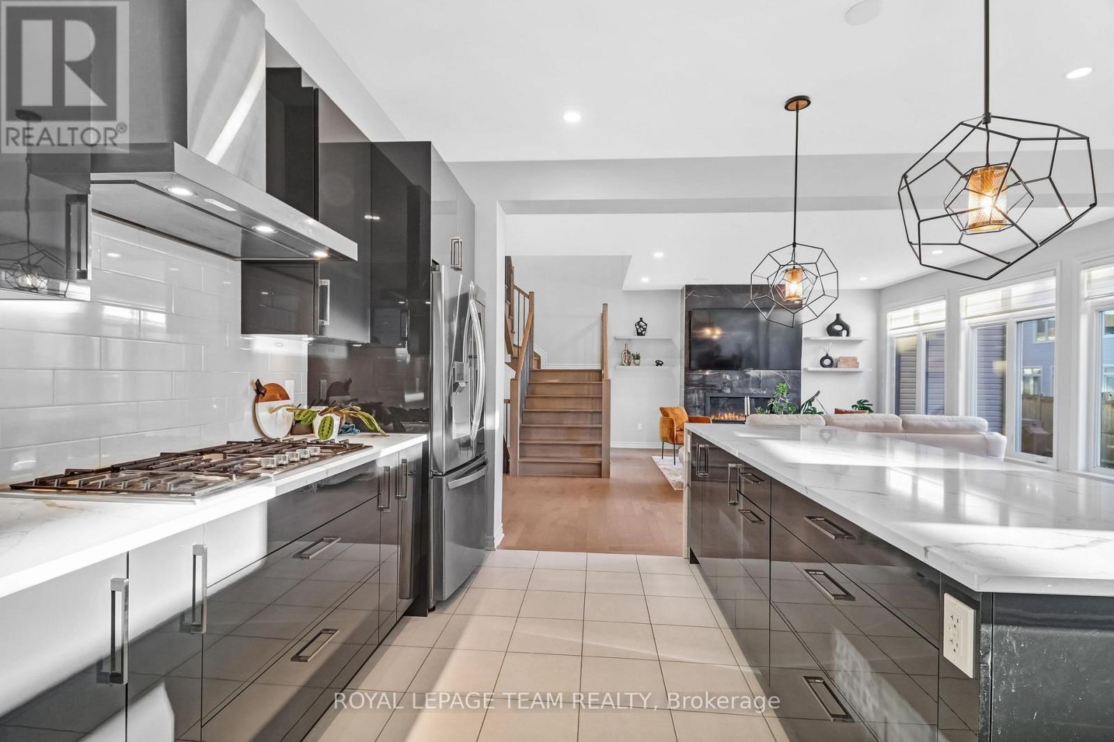 711 Moonflower Crescent, Ottawa, ON - Indoor Photo Showing Kitchen With Upgraded Kitchen