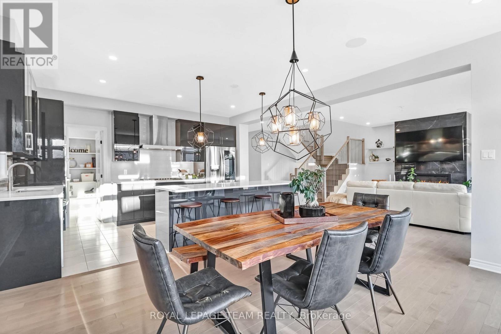 711 Moonflower Crescent, Ottawa, ON - Indoor Photo Showing Dining Room