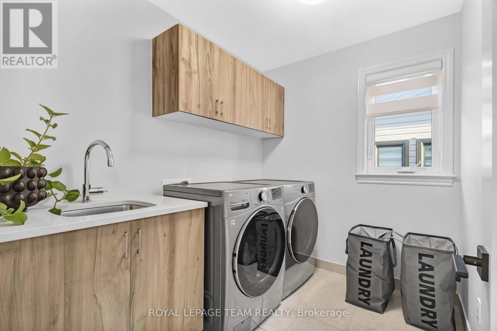 711 Moonflower Crescent, Ottawa, ON - Indoor Photo Showing Laundry Room