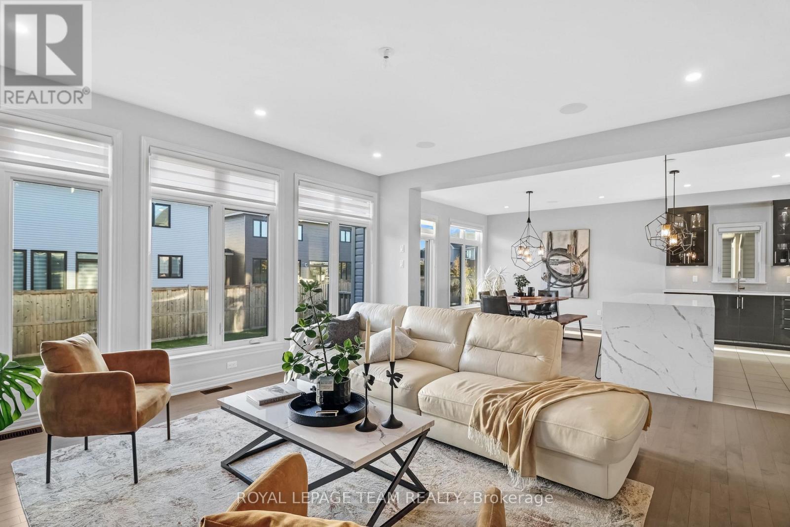 711 Moonflower Crescent, Ottawa, ON - Indoor Photo Showing Living Room
