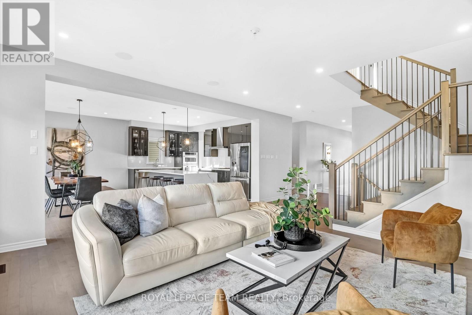 711 Moonflower Crescent, Ottawa, ON - Indoor Photo Showing Living Room
