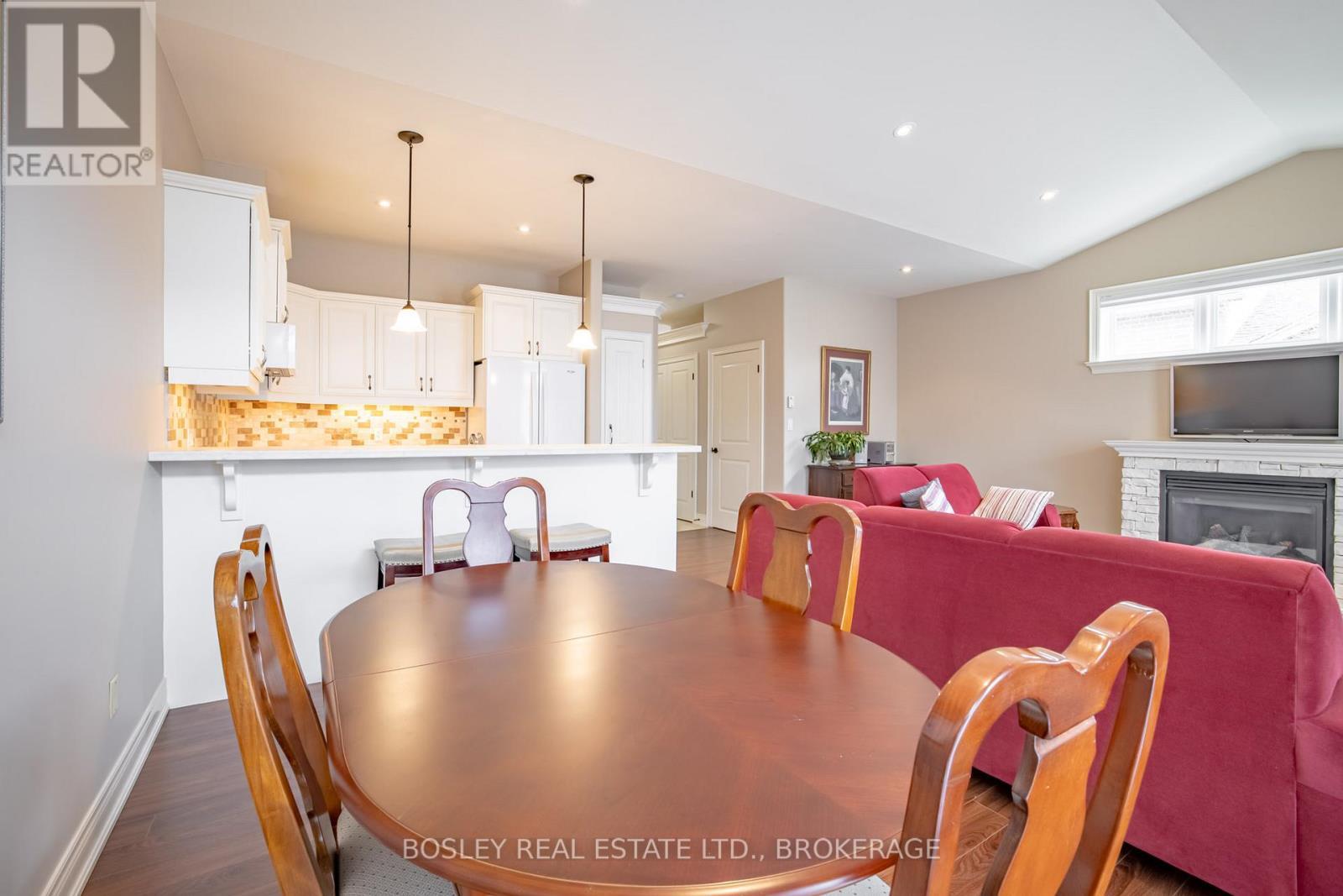 16 - 409 Niagara Street, St. Catharines (Carlton/Bunting), ON - Indoor Photo Showing Dining Room With Fireplace