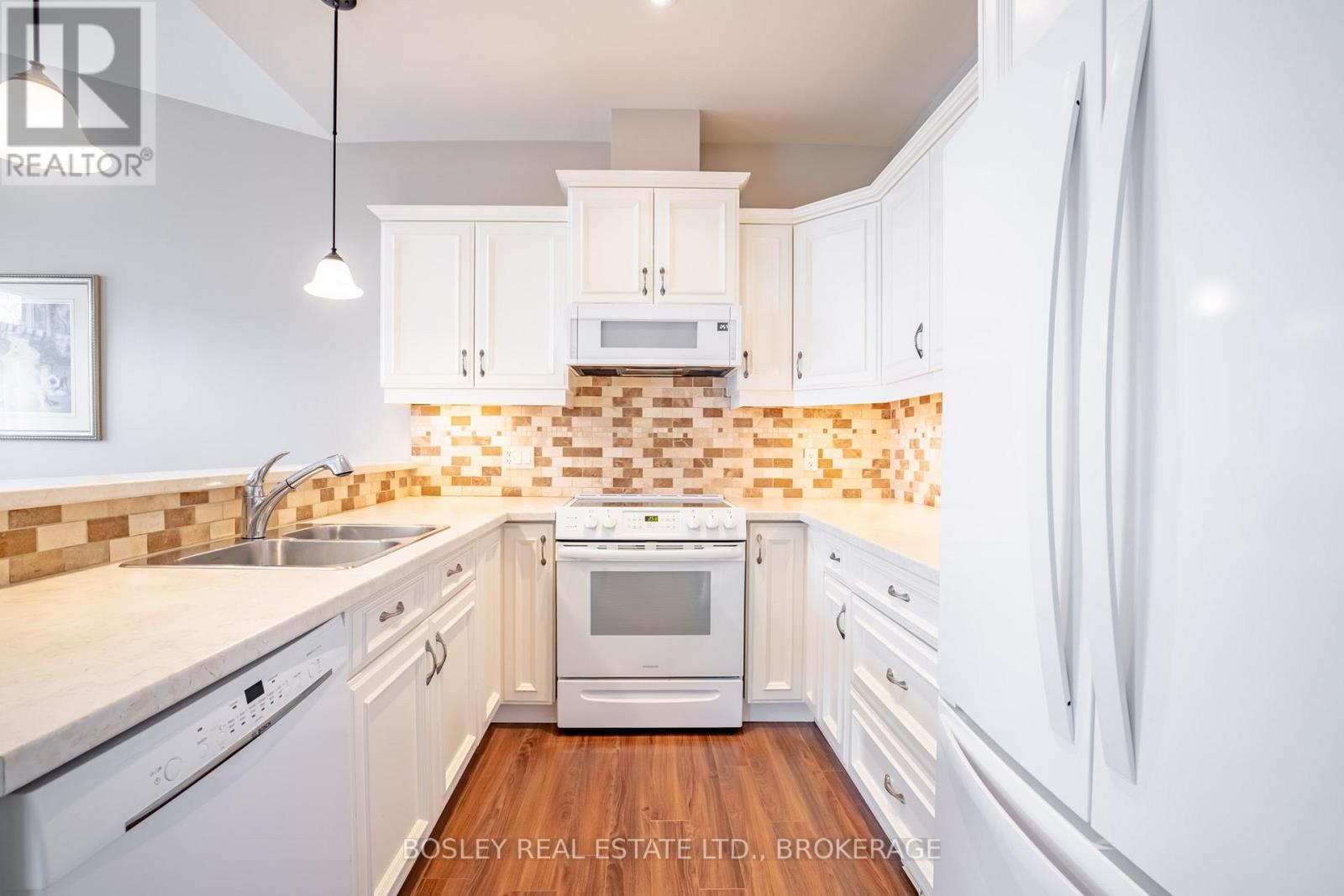 16 - 409 Niagara Street, St. Catharines (Carlton/Bunting), ON - Indoor Photo Showing Kitchen With Double Sink