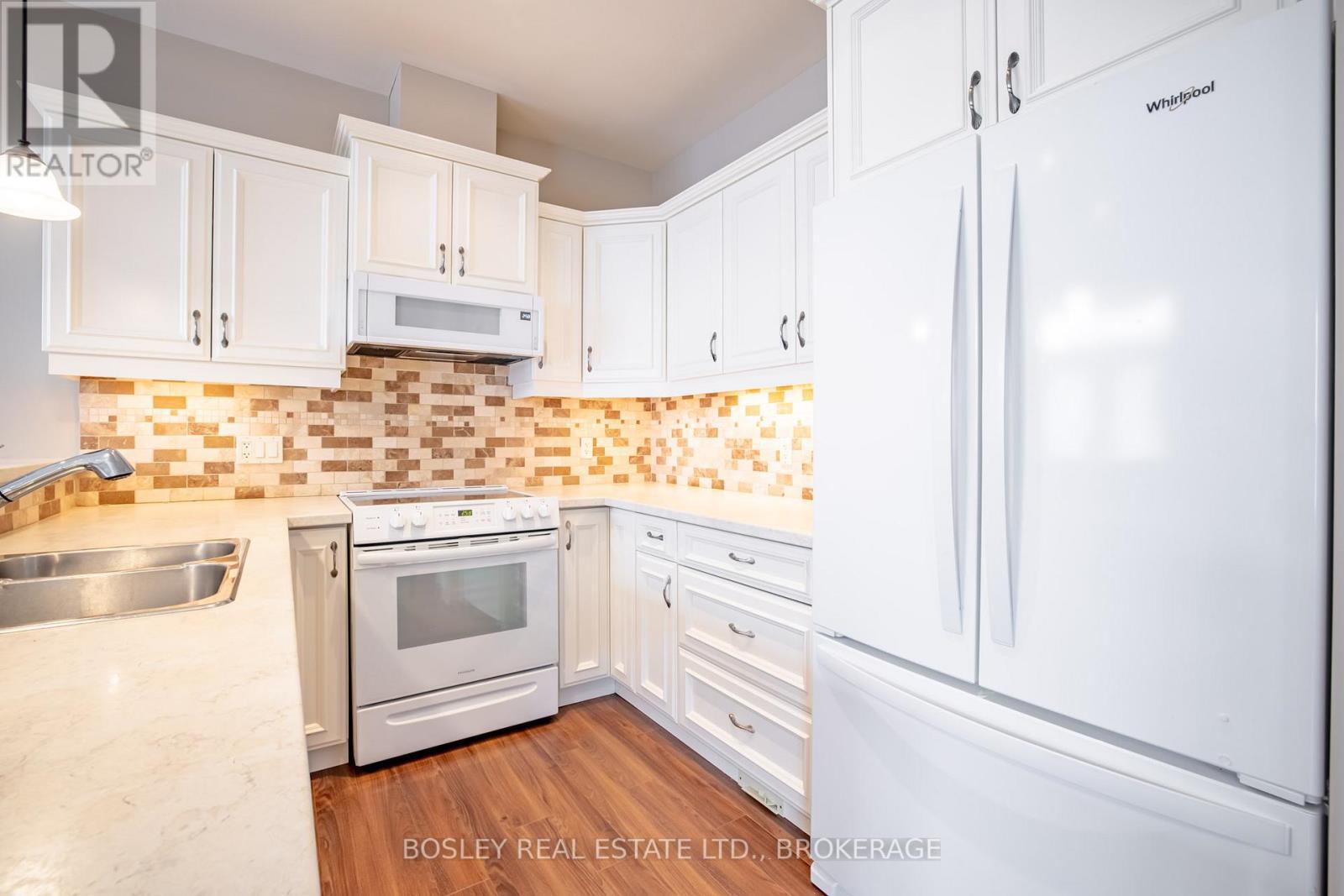 16 - 409 Niagara Street, St. Catharines (Carlton/Bunting), ON - Indoor Photo Showing Kitchen With Double Sink