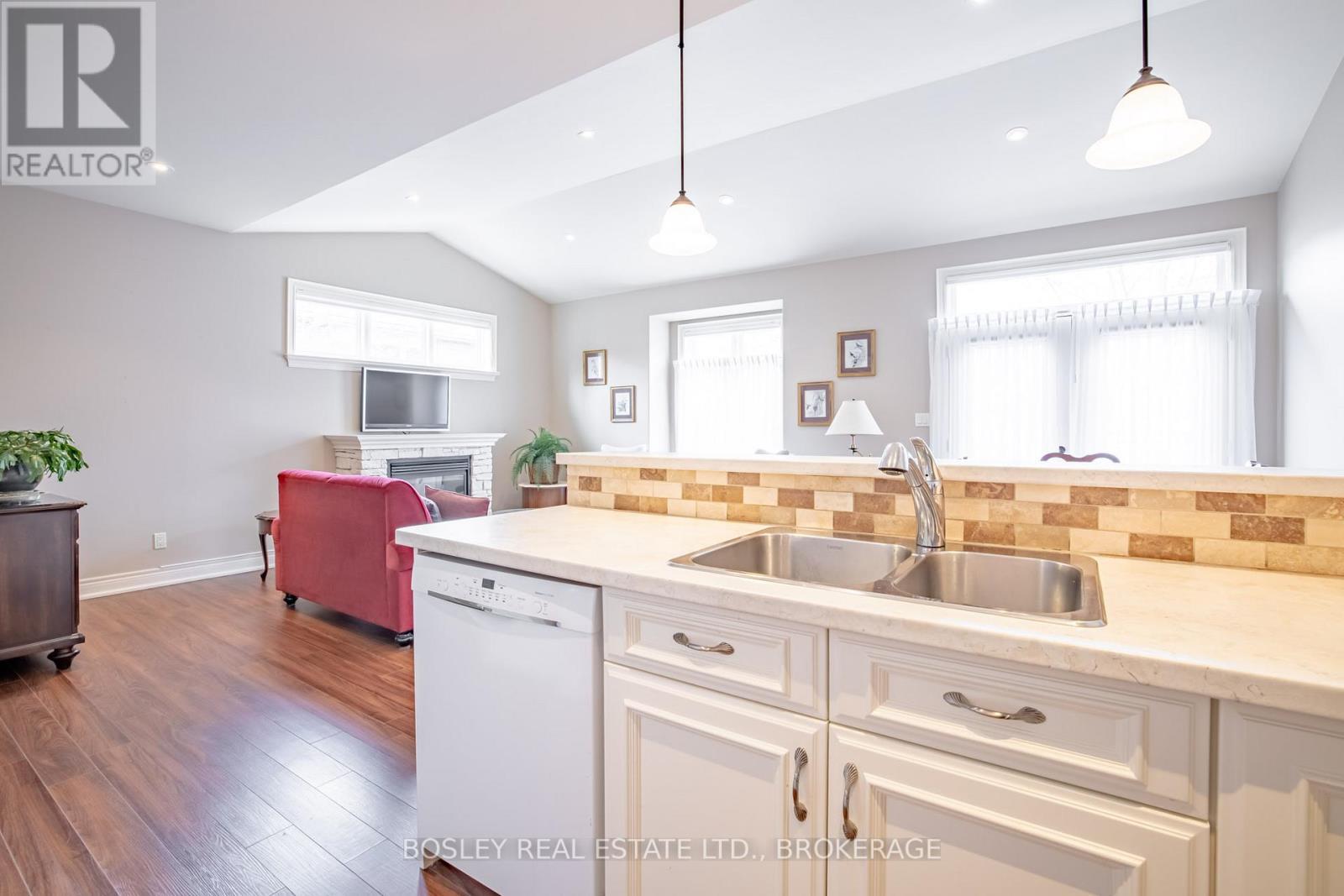 16 - 409 Niagara Street, St. Catharines (Carlton/Bunting), ON - Indoor Photo Showing Kitchen With Double Sink