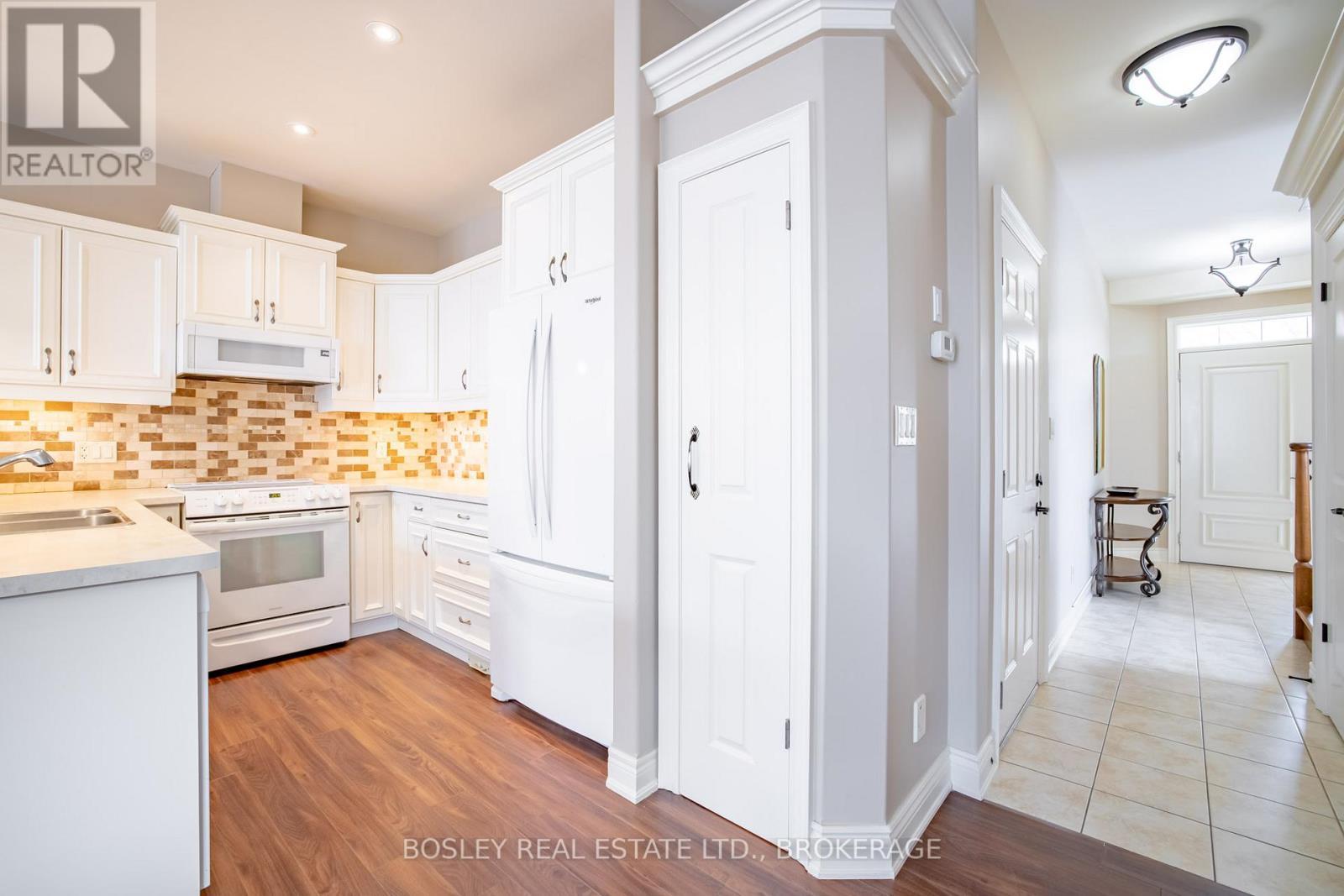 16 - 409 Niagara Street, St. Catharines (Carlton/Bunting), ON - Indoor Photo Showing Kitchen With Double Sink