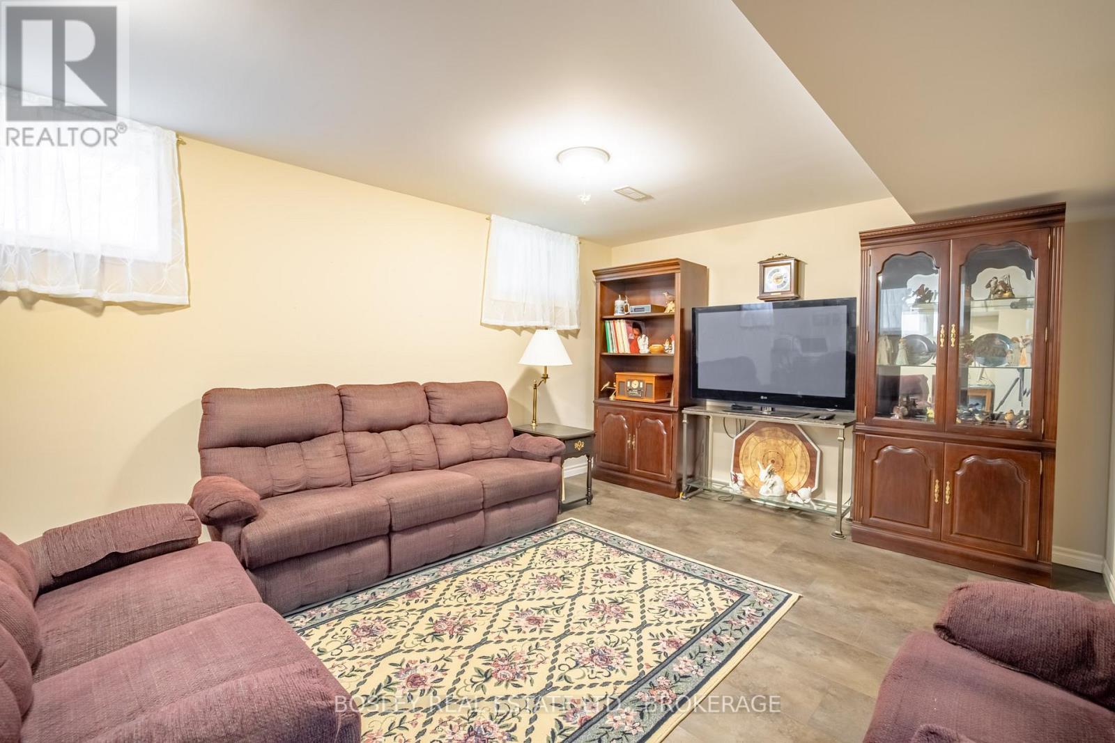 16 - 409 Niagara Street, St. Catharines (Carlton/Bunting), ON - Indoor Photo Showing Living Room