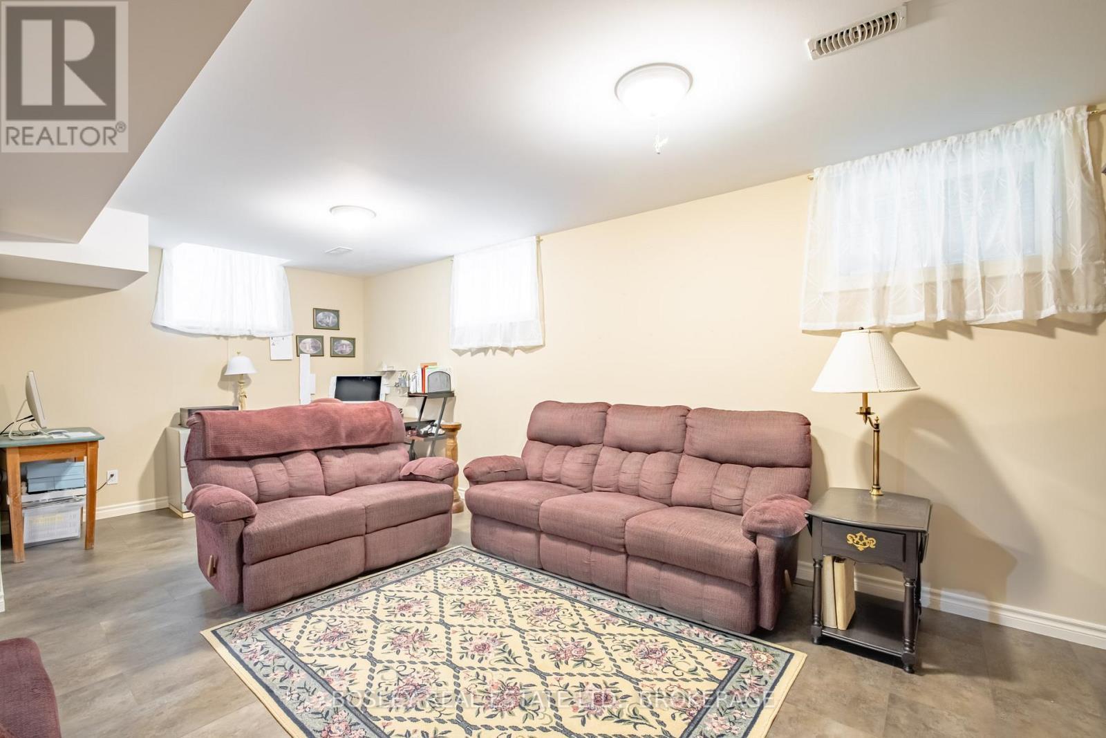 16 - 409 Niagara Street, St. Catharines (Carlton/Bunting), ON - Indoor Photo Showing Living Room