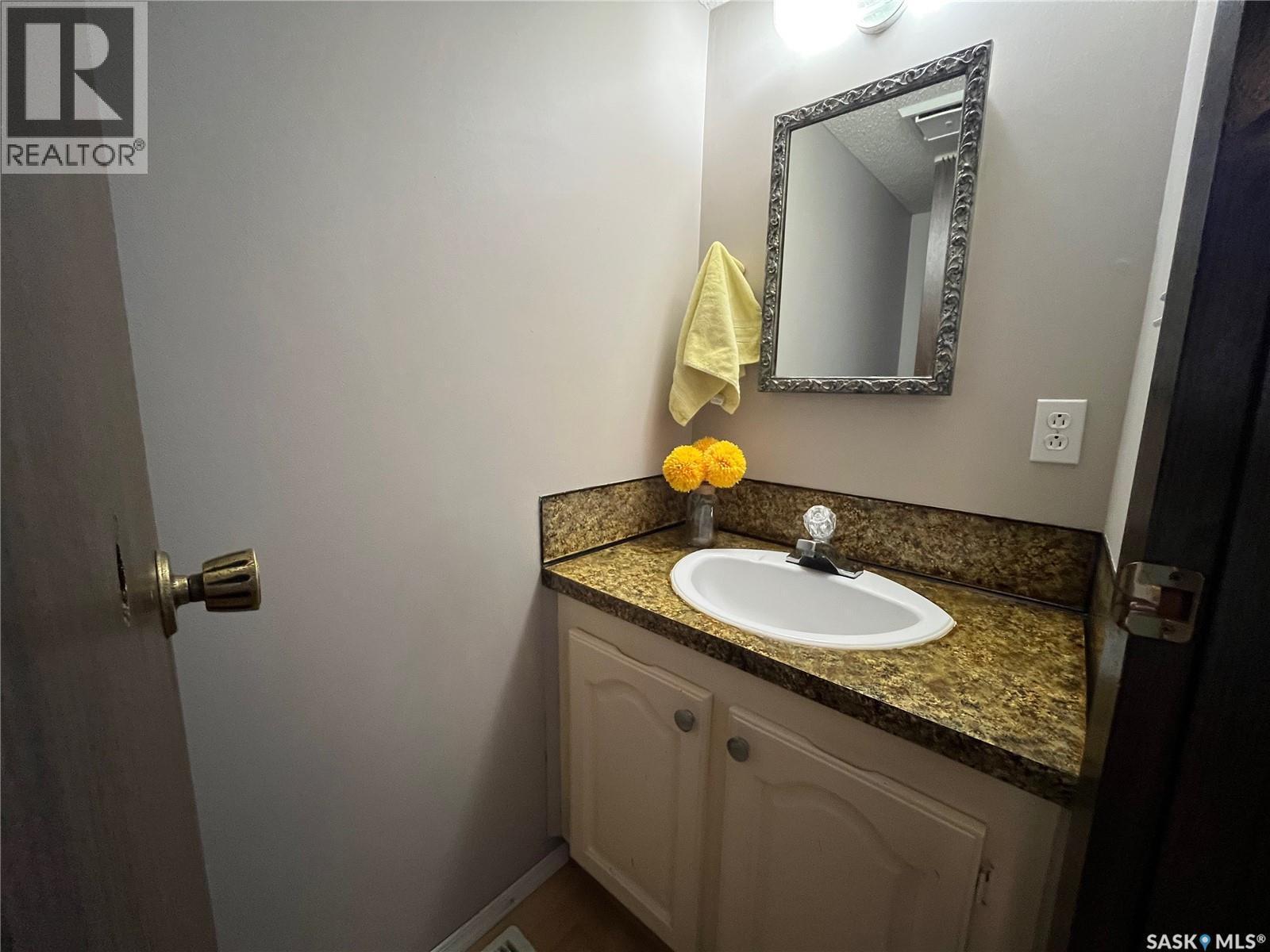 185 5Th Avenue S, Yorkton, SK - Indoor Photo Showing Bathroom