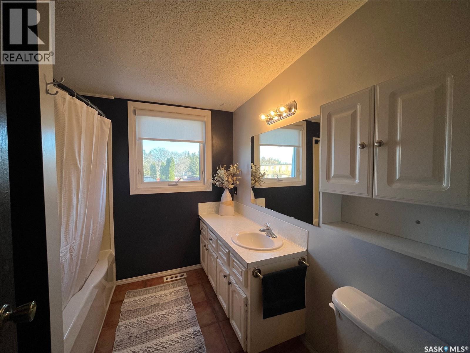 185 5Th Avenue S, Yorkton, SK - Indoor Photo Showing Bathroom