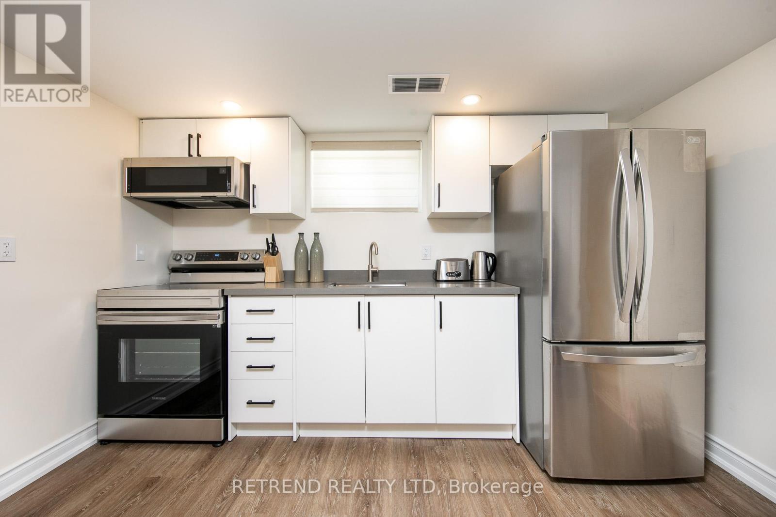 Bsmt A - 7 Goddard Street, Toronto, ON - Indoor Photo Showing Kitchen