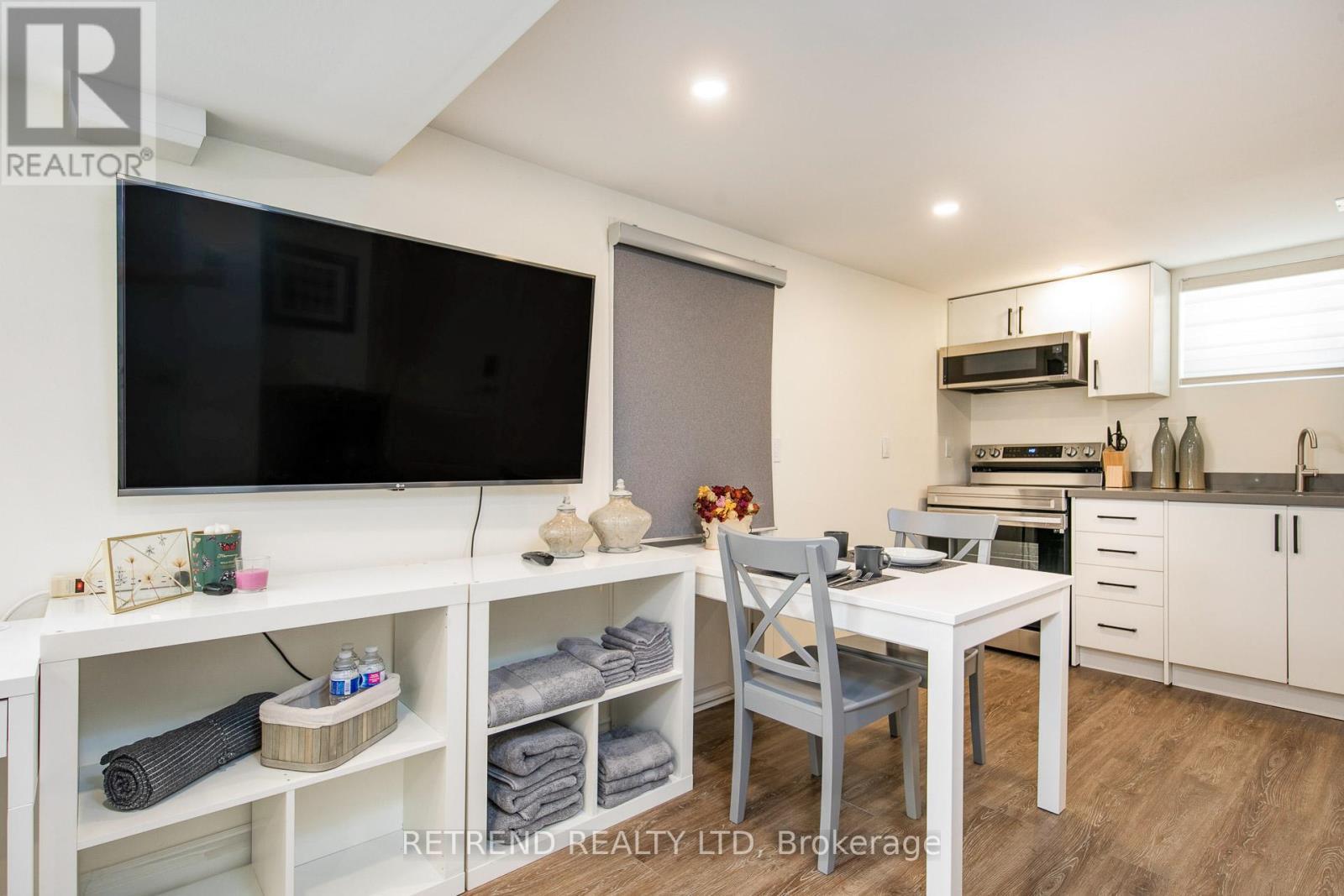 Bsmt A - 7 Goddard Street, Toronto, ON - Indoor Photo Showing Kitchen