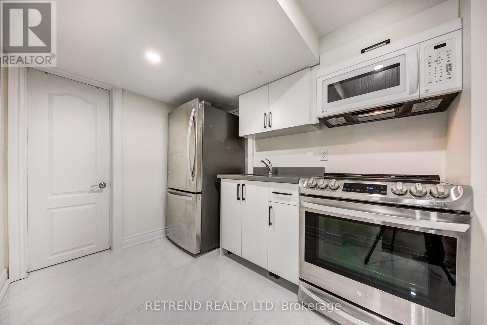 Bsmt B - 7 Goddard Street, Toronto, ON - Indoor Photo Showing Kitchen