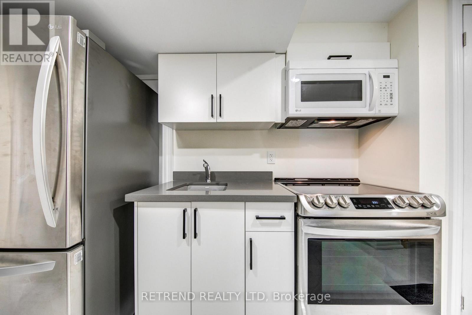 Bsmt B - 7 Goddard Street, Toronto, ON - Indoor Photo Showing Kitchen