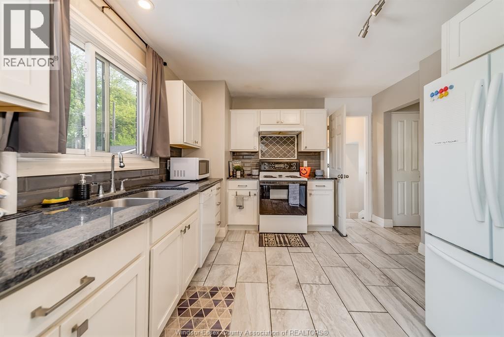 3536 Wolfe Court, Windsor, ON - Indoor Photo Showing Kitchen With Double Sink