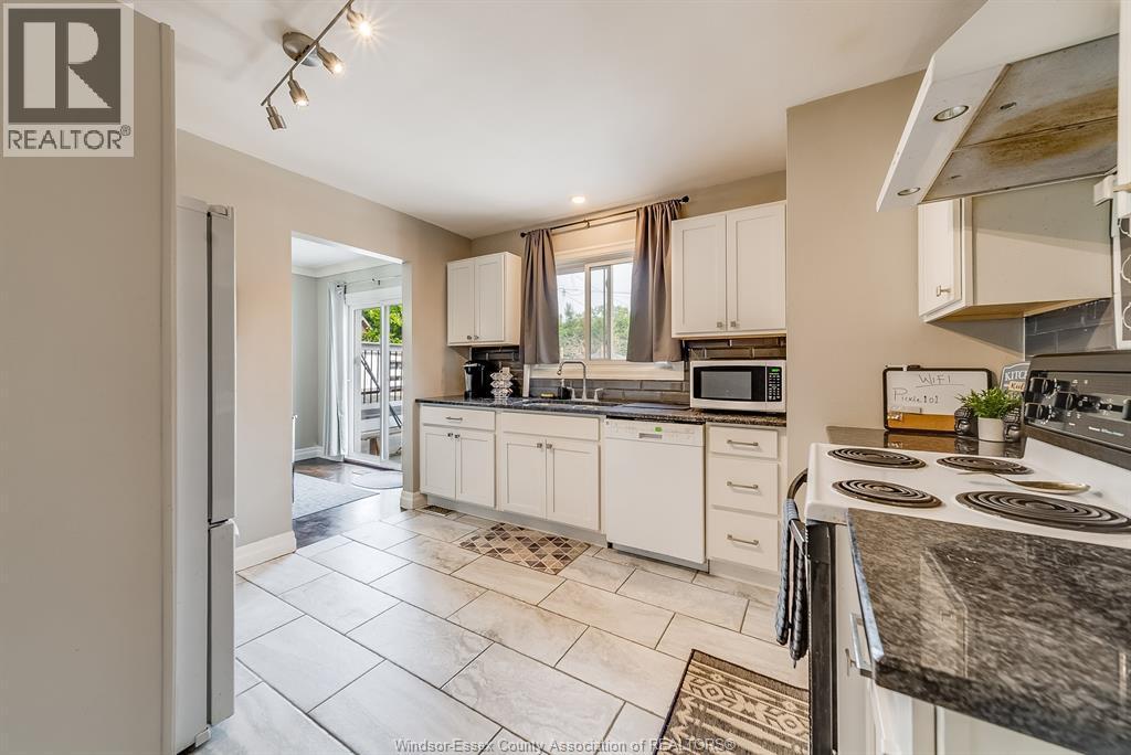 3536 Wolfe Court, Windsor, ON - Indoor Photo Showing Kitchen With Double Sink