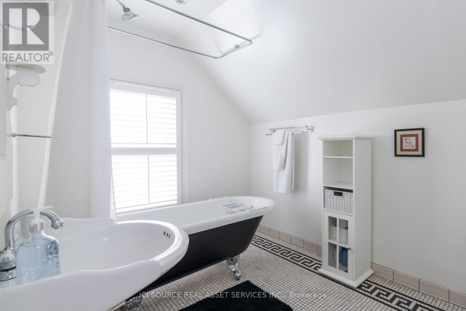 455 Nelson Avenue, Burlington, ON - Indoor Photo Showing Bathroom