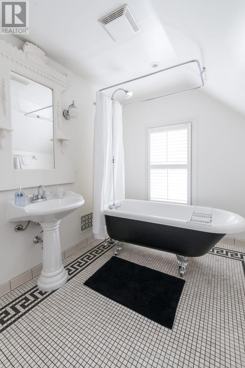 455 Nelson Avenue, Burlington, ON - Indoor Photo Showing Bathroom
