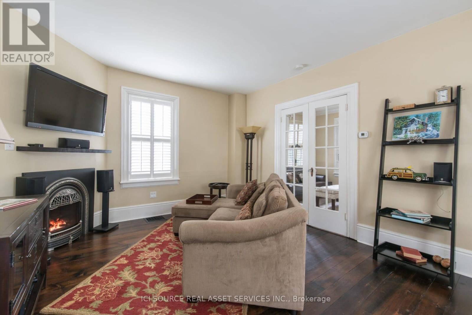 455 Nelson Avenue, Burlington, ON - Indoor Photo Showing Living Room With Fireplace