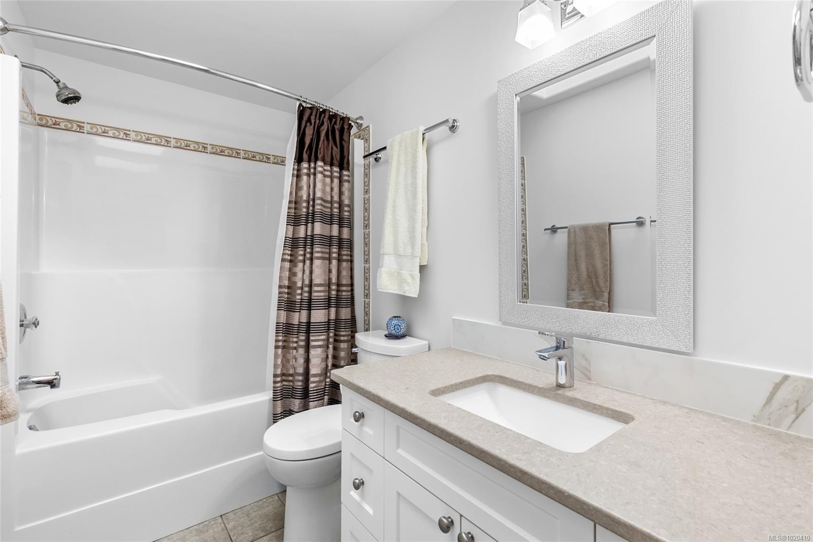 204-9725 Fourth St, Sidney, BC - Indoor Photo Showing Bathroom