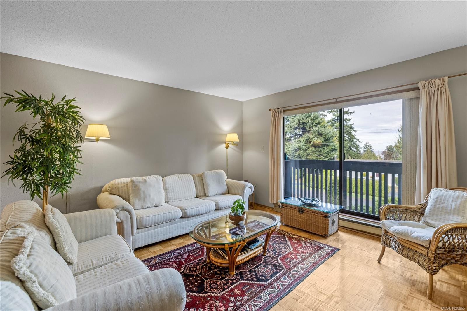 202-130 Sunningdale Rd East, Qualicum Beach, BC - Indoor Photo Showing Living Room