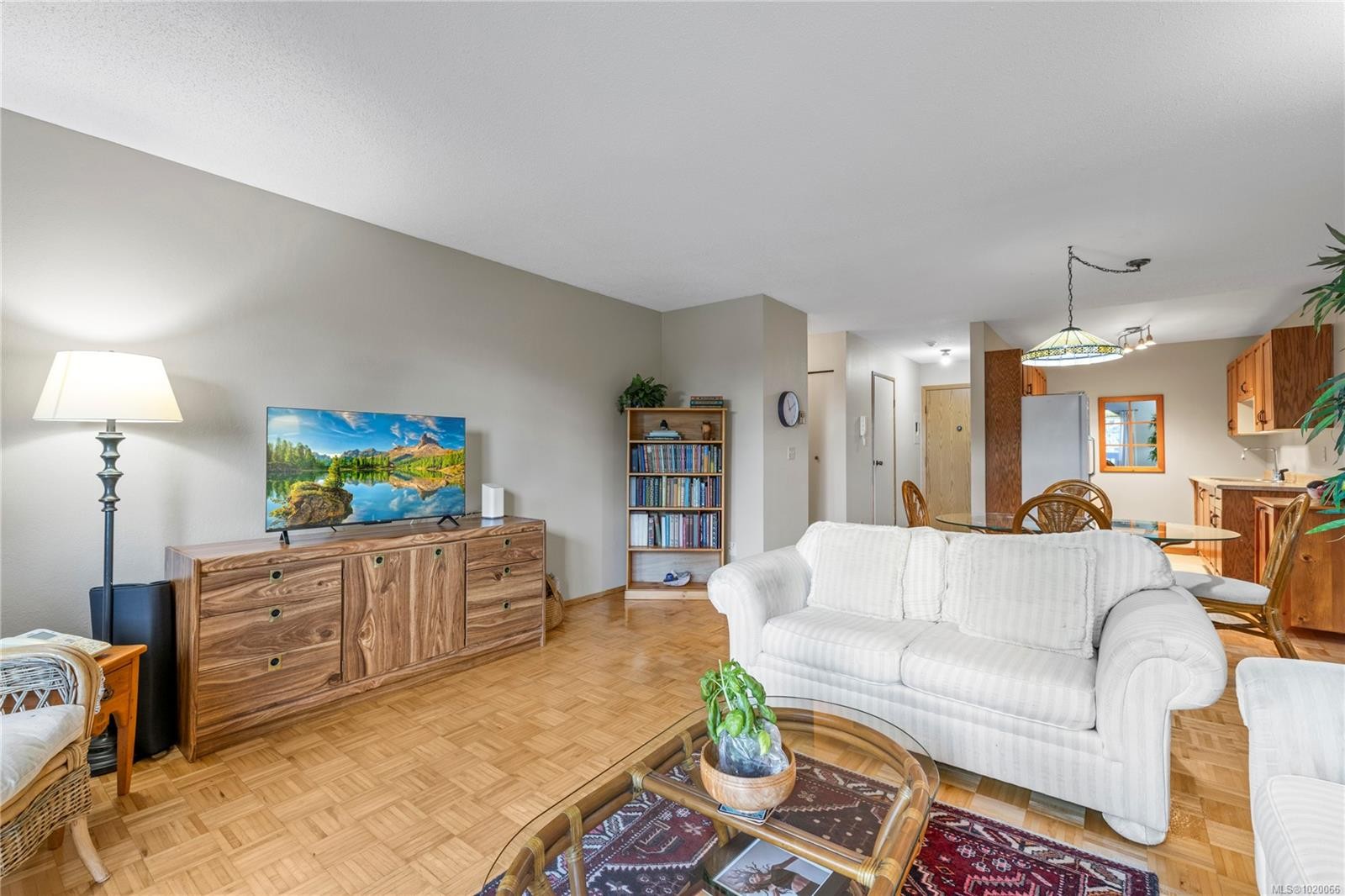 202-130 Sunningdale Rd East, Qualicum Beach, BC - Indoor Photo Showing Living Room
