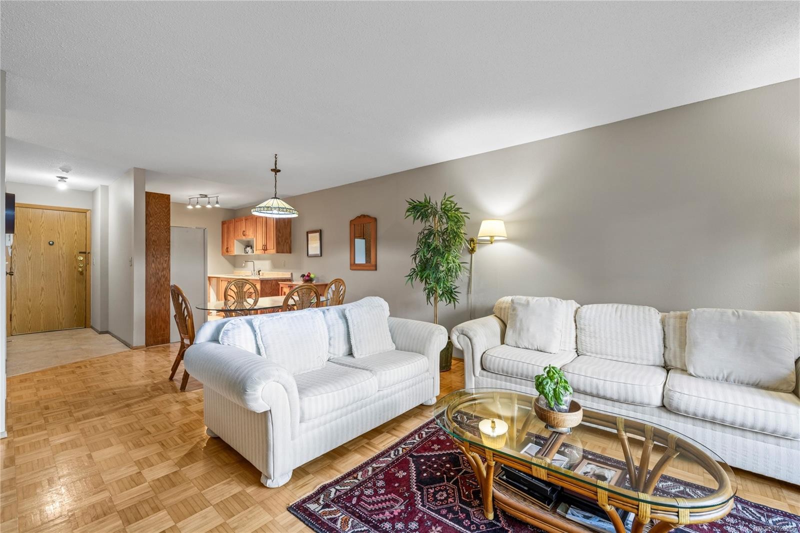202-130 Sunningdale Rd East, Qualicum Beach, BC - Indoor Photo Showing Living Room