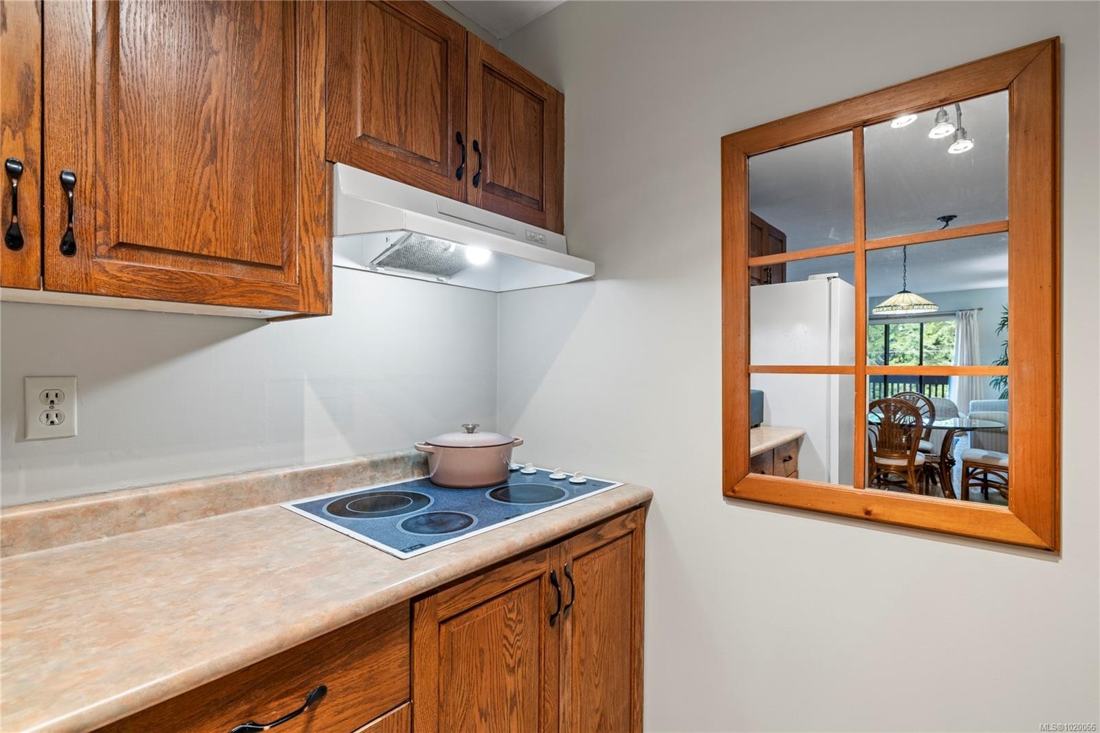 202-130 Sunningdale Rd East, Qualicum Beach, BC - Indoor Photo Showing Kitchen