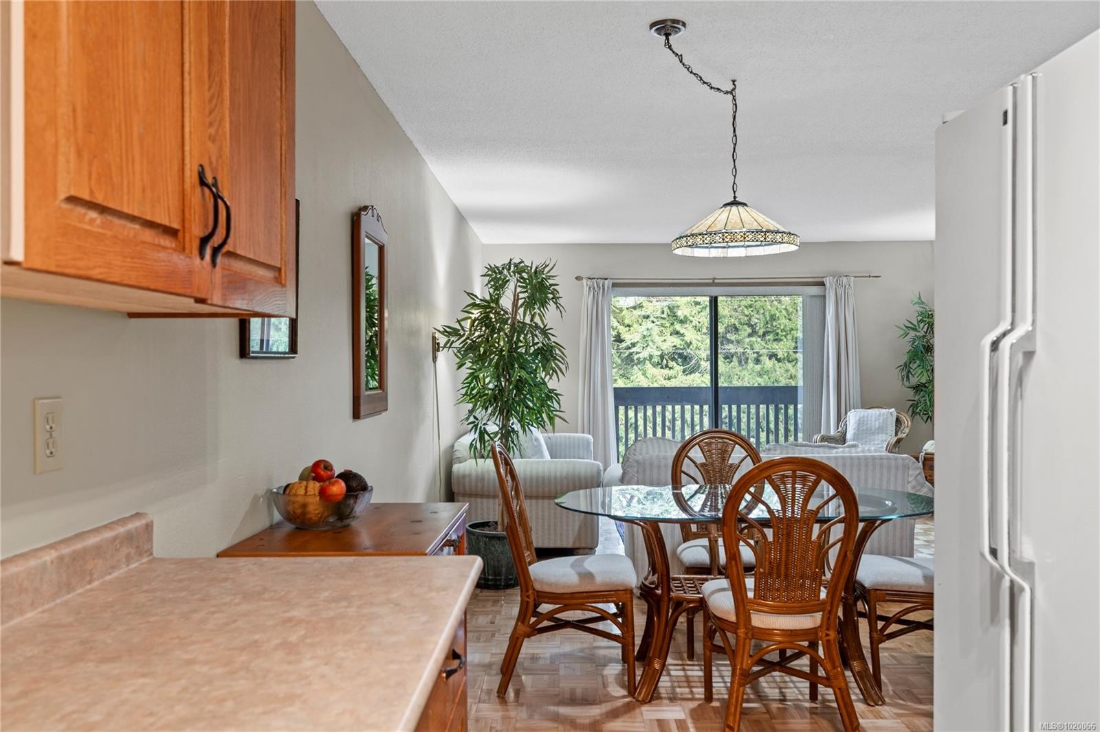 202-130 Sunningdale Rd East, Qualicum Beach, BC - Indoor Photo Showing Dining Room