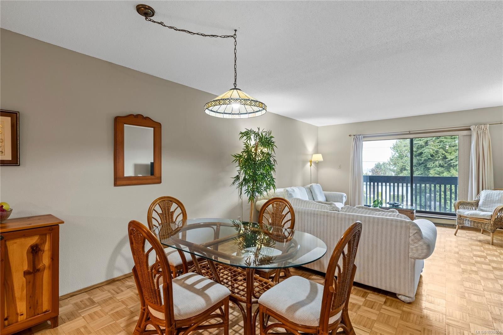 202-130 Sunningdale Rd East, Qualicum Beach, BC - Indoor Photo Showing Dining Room