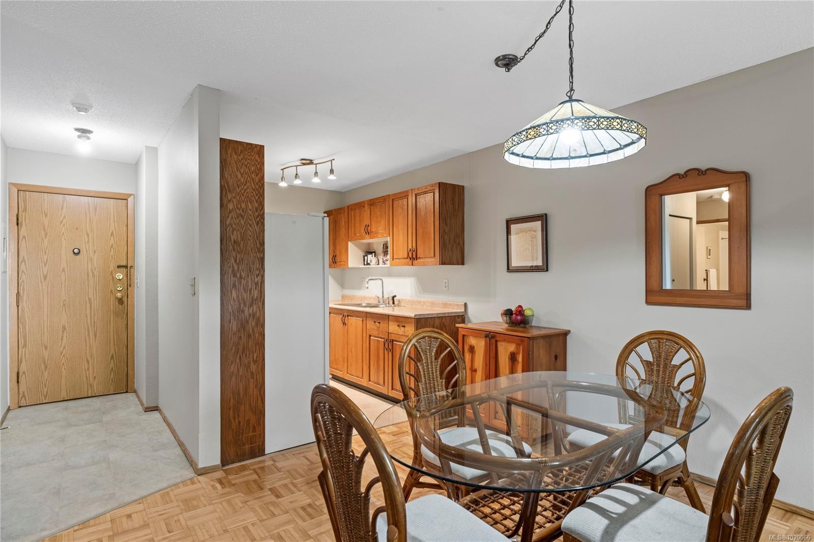 202-130 Sunningdale Rd East, Qualicum Beach, BC - Indoor Photo Showing Dining Room
