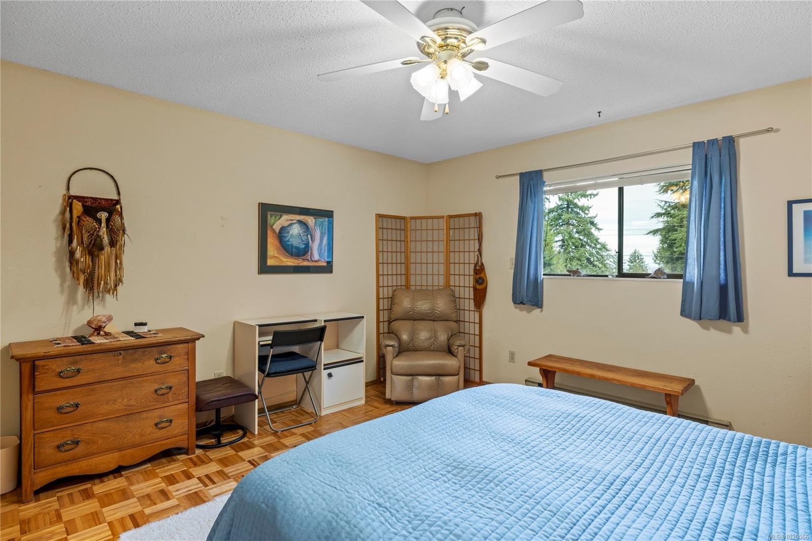 202-130 Sunningdale Rd East, Qualicum Beach, BC - Indoor Photo Showing Bedroom