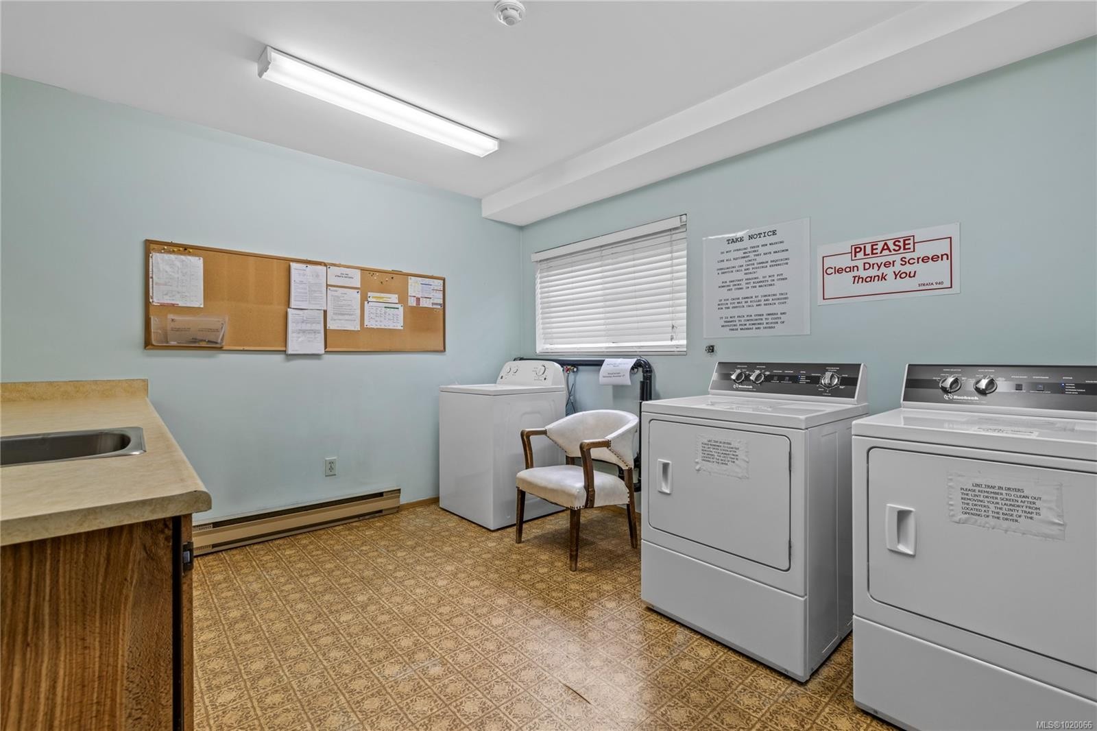 202-130 Sunningdale Rd East, Qualicum Beach, BC - Indoor Photo Showing Laundry Room