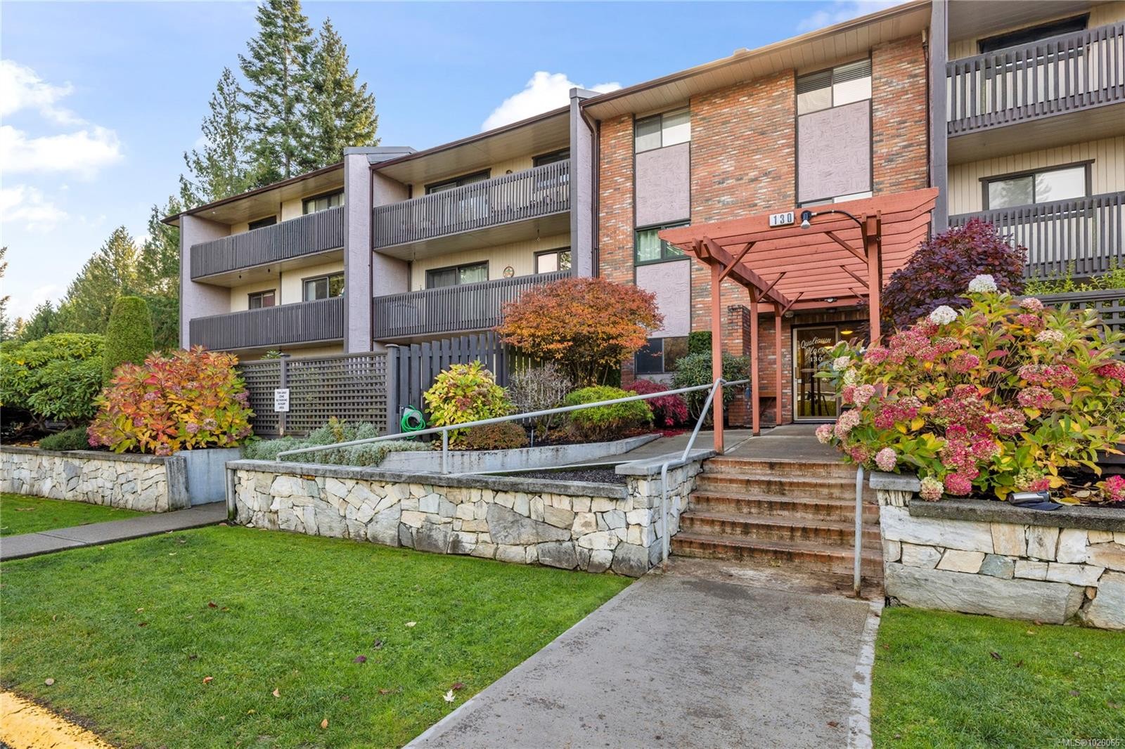 202-130 Sunningdale Rd East, Qualicum Beach, BC - Outdoor With Balcony