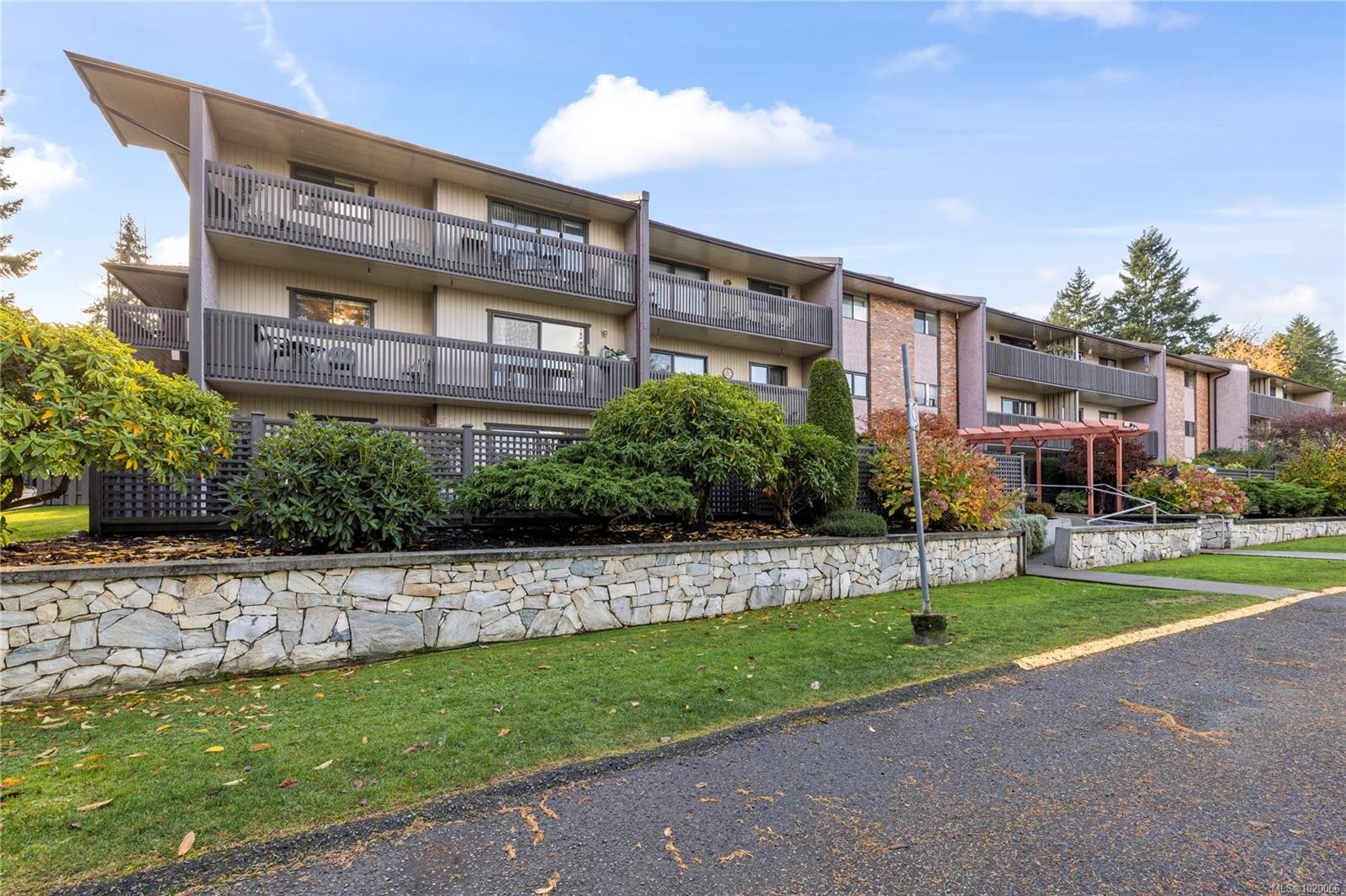 202-130 Sunningdale Rd East, Qualicum Beach, BC - Outdoor With Balcony