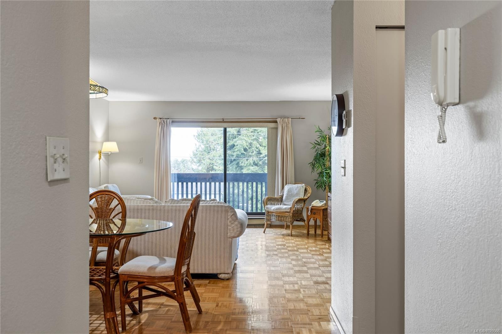 202-130 Sunningdale Rd East, Qualicum Beach, BC - Indoor Photo Showing Other Room