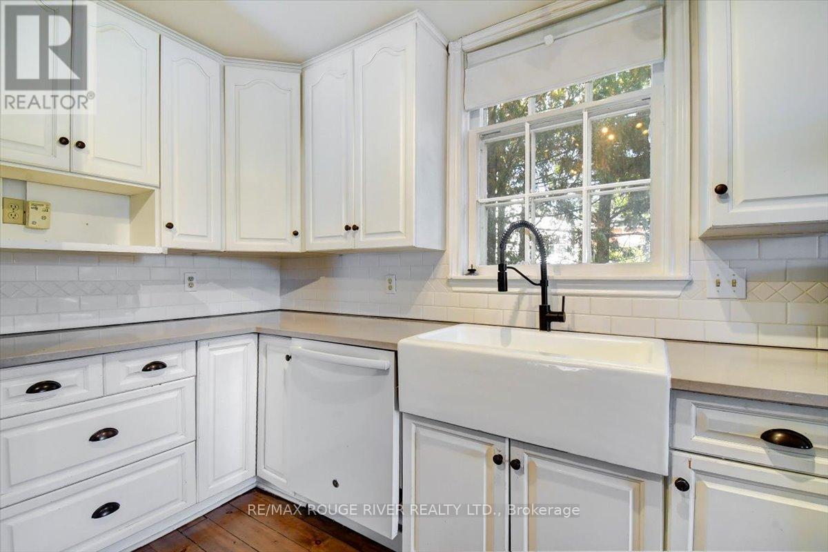 1140 Heritage Line, Otonabee-South Monaghan, ON - Indoor Photo Showing Kitchen