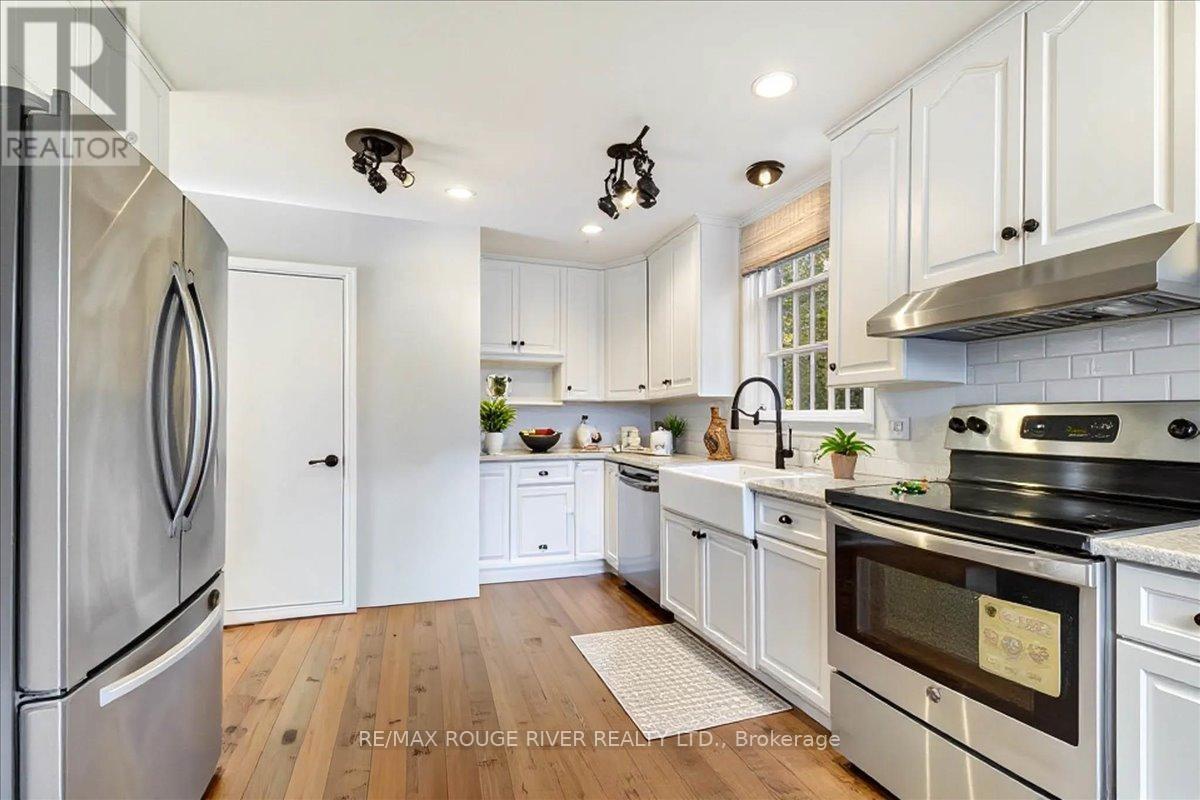1140 Heritage Line, Otonabee-South Monaghan, ON - Indoor Photo Showing Kitchen