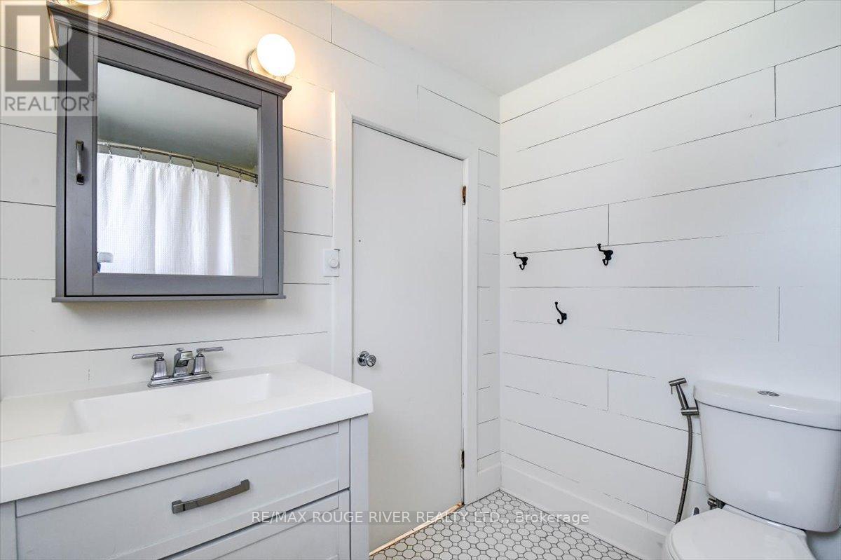 1140 Heritage Line, Otonabee-South Monaghan, ON - Indoor Photo Showing Bathroom