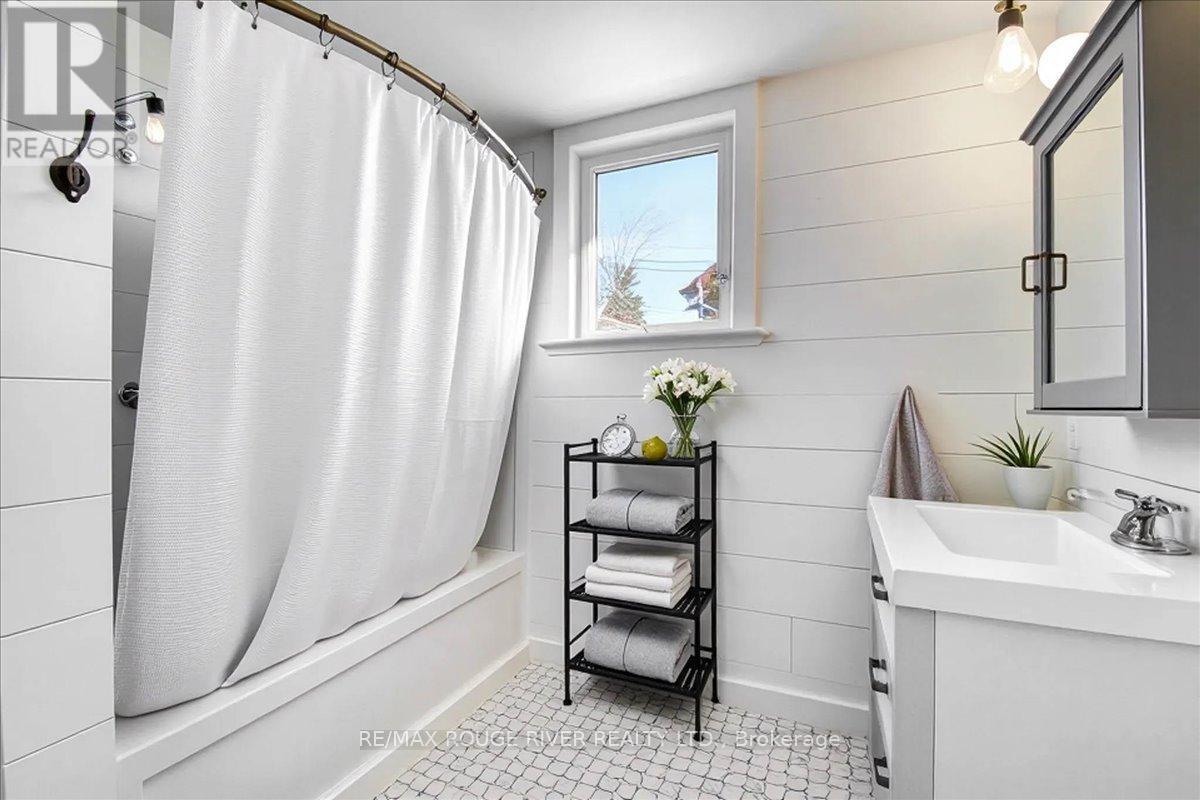 1140 Heritage Line, Otonabee-South Monaghan, ON - Indoor Photo Showing Bathroom