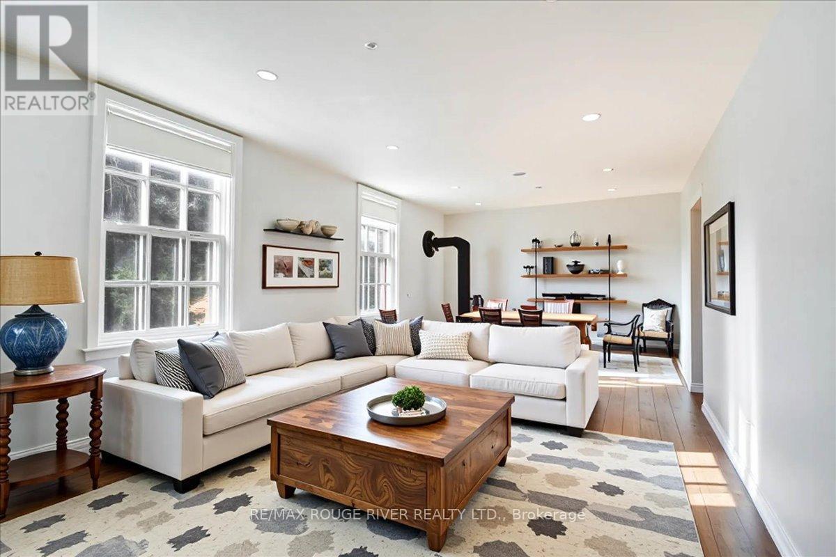 1140 Heritage Line, Otonabee-South Monaghan, ON - Indoor Photo Showing Living Room