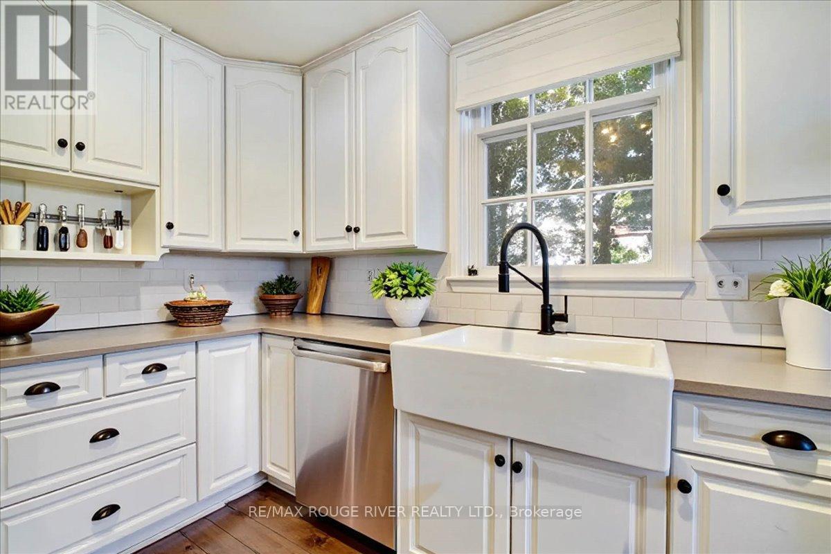 1140 Heritage Line, Otonabee-South Monaghan, ON - Indoor Photo Showing Kitchen