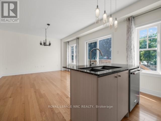 34 Windsor Circle, Niagara-On-The-Lake (Town), ON - Indoor Photo Showing Kitchen With Double Sink