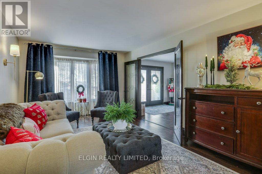 28 Massey Drive, St. Thomas, ON - Indoor Photo Showing Living Room