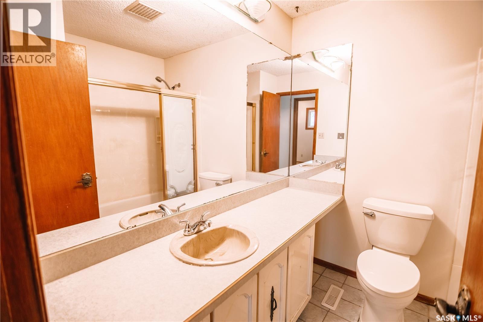 31 Trifunov Crescent, Regina, SK - Indoor Photo Showing Bathroom